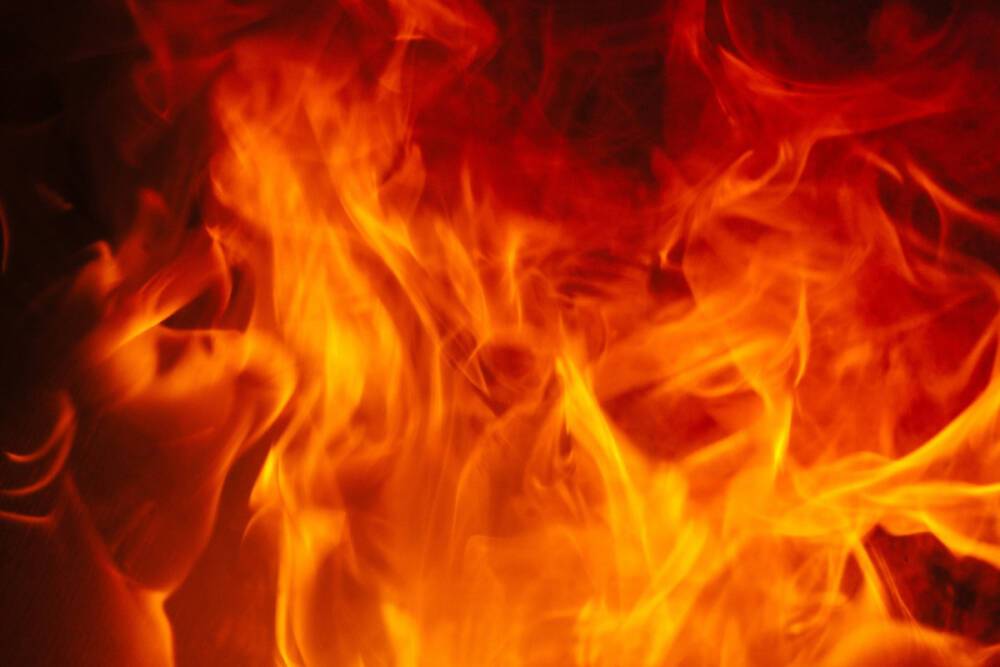 Поджигатель спалил стол и холодильник на чужом участке в Приозерском районе