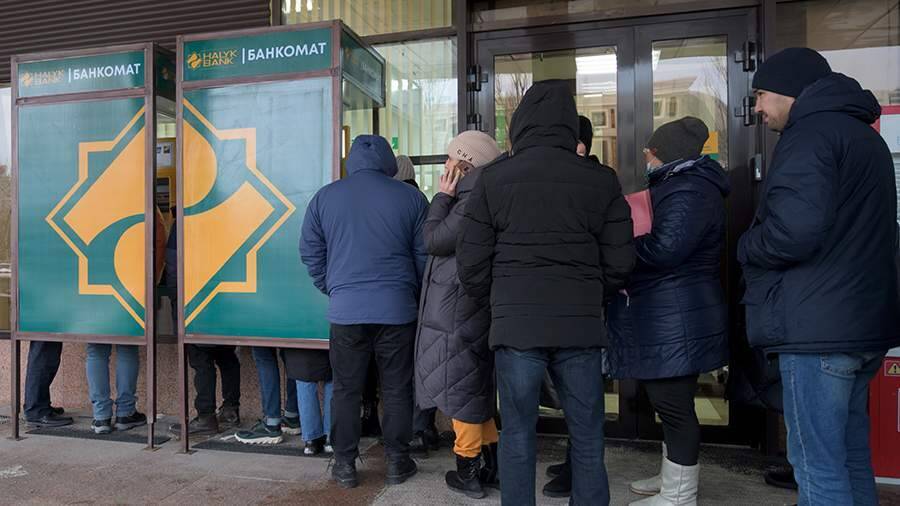 В Казахстане восстановили работу приложений двух крупных банков
