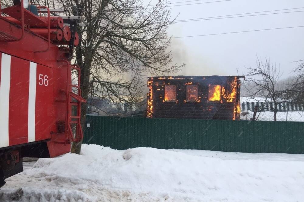 Баня и дом выгорели дотла в Новгородском районе