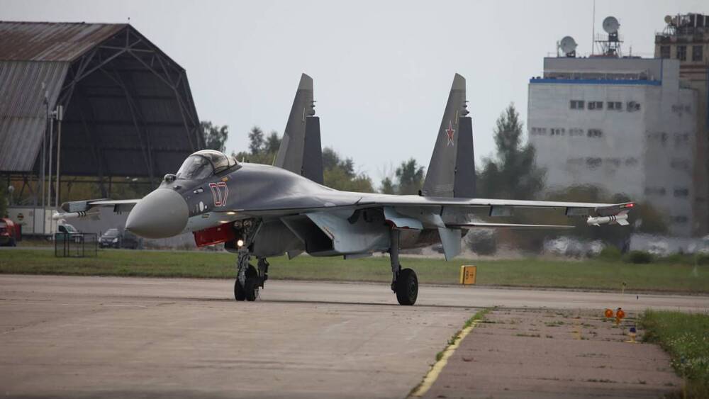 Аналитик NI Маджумдар указал на превосходство российского Су-35 над американским F-15