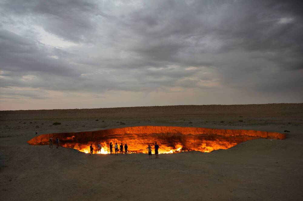 Президент Туркмении приказал потушить горящий 50 лет кратер «Врата ада»