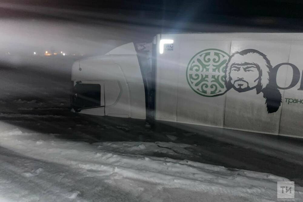В Татарстане многотонный грузовик ушел под лед на переправе через Каму