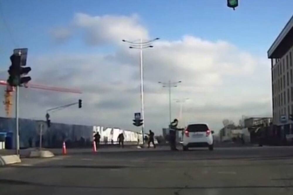 Полиция обстреляла автомобиль на пути кортежа президента Узбекистана