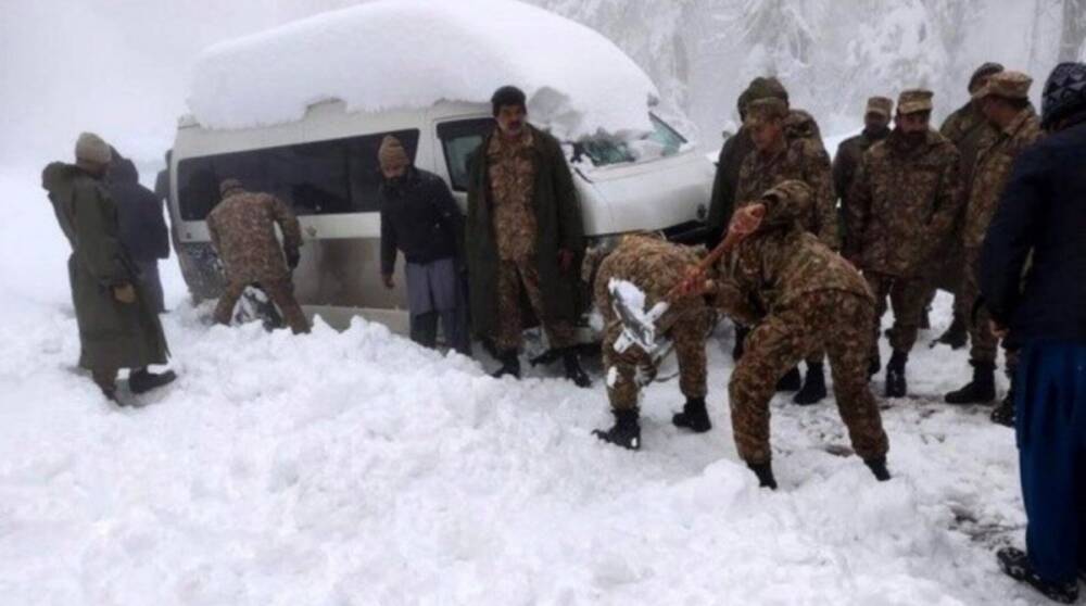 В Пакистане из-за сильного снегопада погибли более 20 туристов