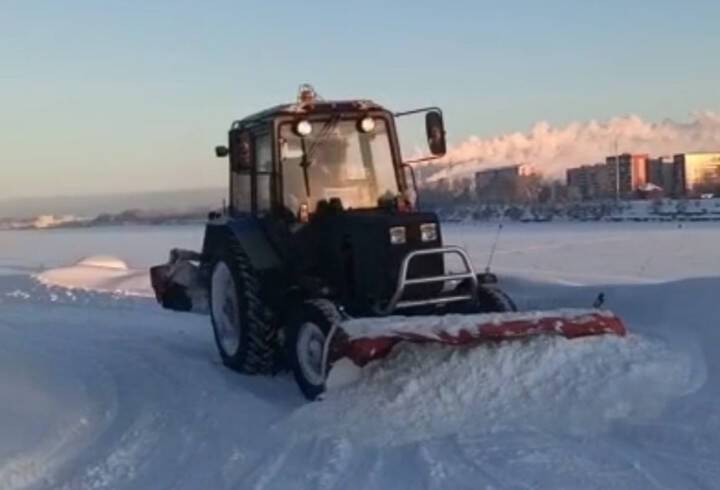 В Волховском районе продолжают активно бороться со снегом