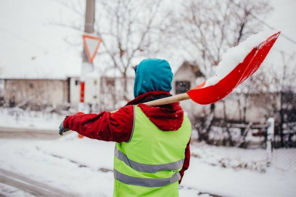 Власти Волховского района отчитались об уборке снега и сбитых сосульках