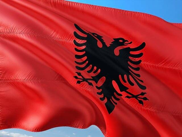 В Албании полиция применила слезоточивый газ против протестующих и мира