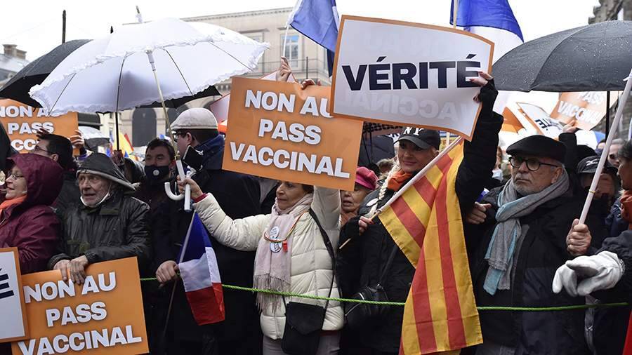 Во Франции прошли протесты против вакцинных пропусков