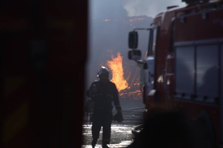 Пламя выжгло автомобиль на Плесецкой улице в Петербурге