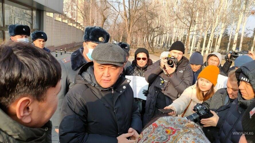 Глава КГНБ Киргизии пришел на митинг в защиту задержанного в Казахстане музыканта