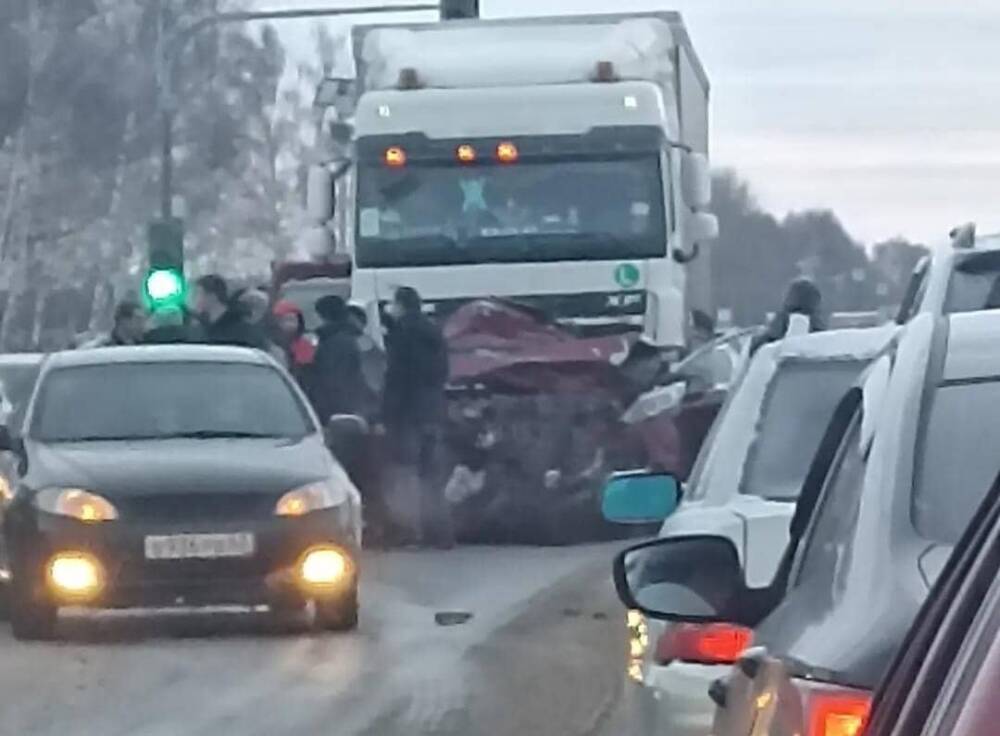 В ДТП с грузовиком под Рязанью погиб человек, семеро пострадали
