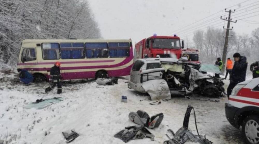 Под Львовом в ДТП попали рейсовый автобус и авто, есть пострадавшие