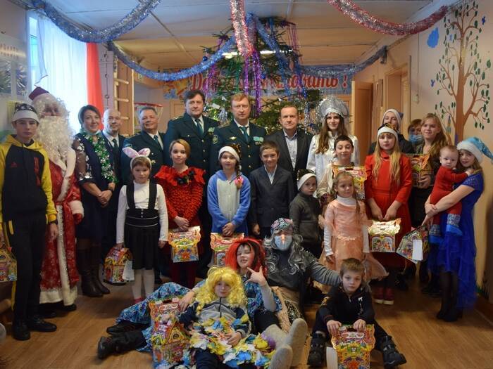Смоленские таможенники передали детям подарки от "Деда Мороза"