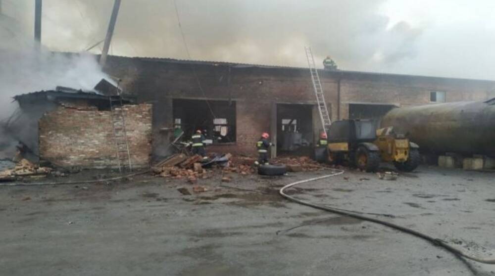 Под Черниговом произошел взрыв и пожар на мебельной фабрике