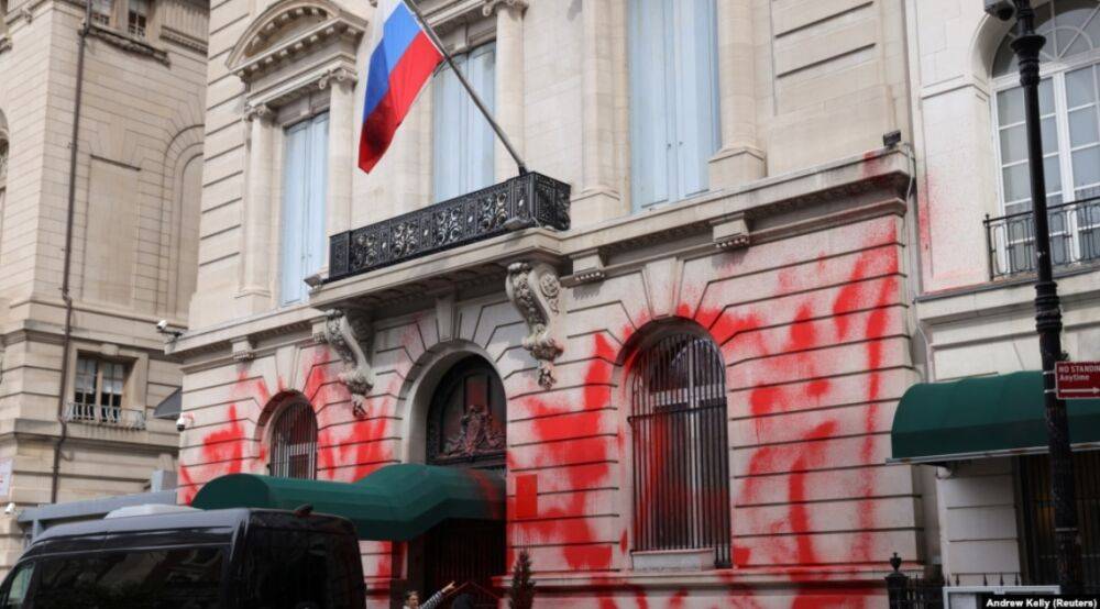 У Нью-Йорку невідомі облили фасад консульства РФ червоною фарбою