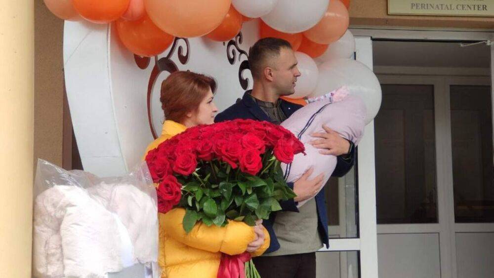 Как освобожденную из плена Марьяну Мамонову встречали с дочкой под больницей: счастливые кадры