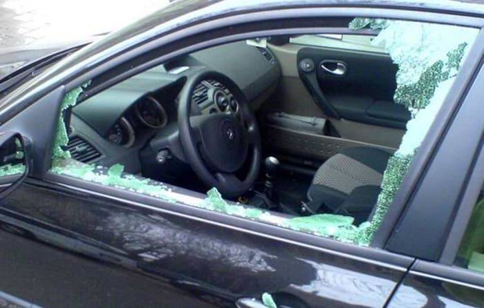 Под Киевом пьяный мужчина разбил стекло в чужом BMW