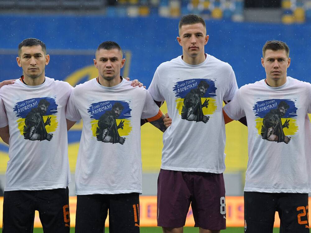 "Шахтер" вышел на матч УПЛ в футболках с фото защитника Мариуполя и надписью: "Слава героям "Азовстали"