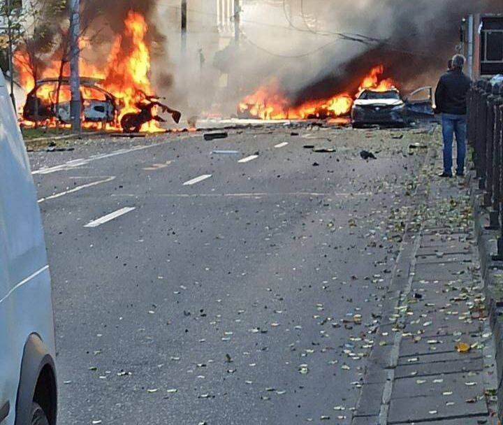 У центрі Києва горять машини, є жертви