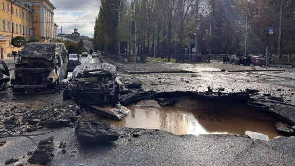 Кличко показал большой обломок ракеты, найденной после удара по центру Киева