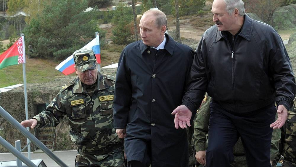 Карбалевич: давление Путина на Лукашенко усиливается, идея о единой группировке продавлена Кремлем