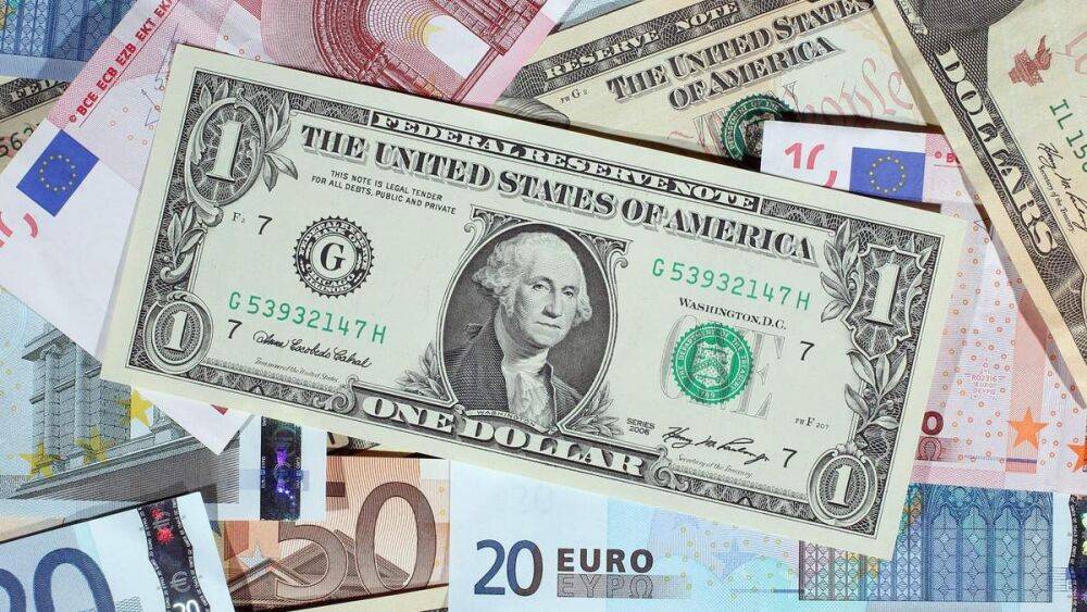 Доллар продолжает дорожать: курс в обменниках и банках