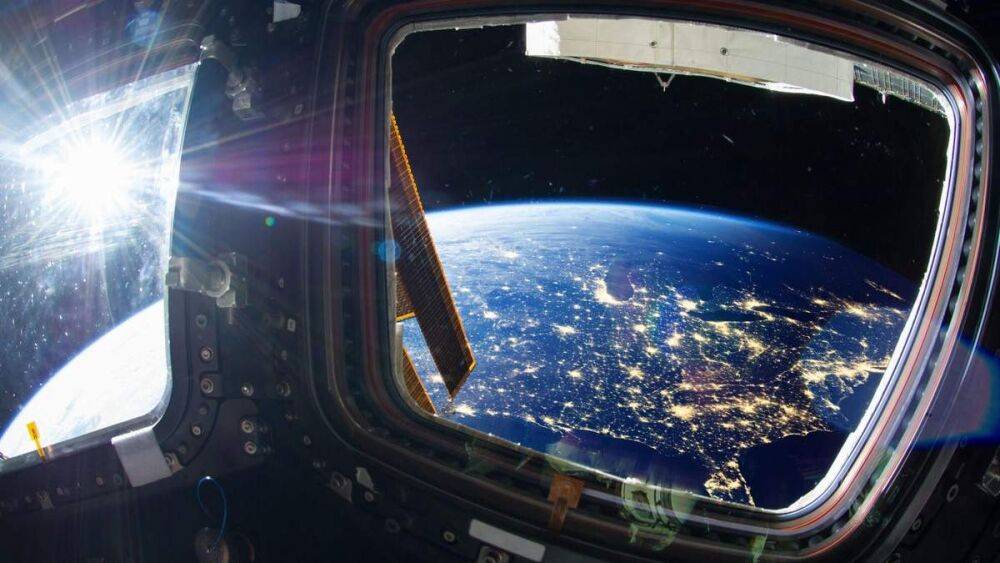 Притворился космонавтом: мошенник выманил у женщины деньги, чтобы вернуться с МКС на Землю