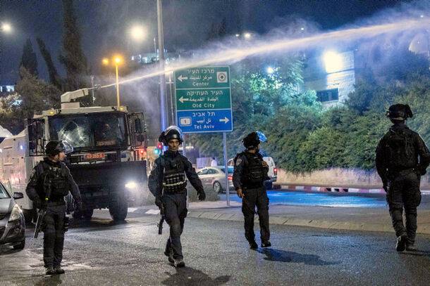 Беспорядки в Восточном Иерусалиме: арабы забросали камнями машину поселенцев, двое ранены