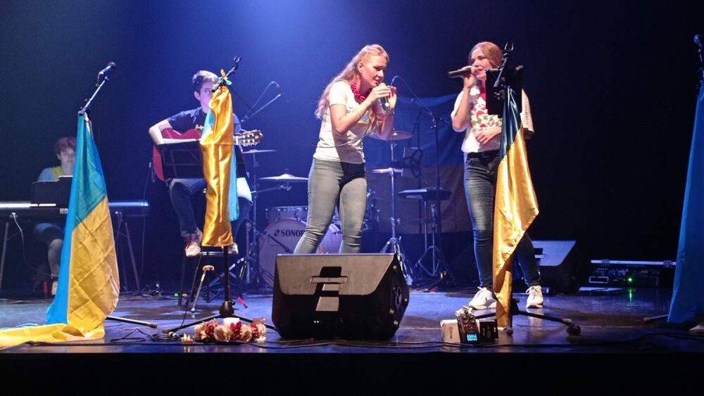 С песнями Kalush и Тарабаровой: во Франции отгремел творческий вечер в честь Украины