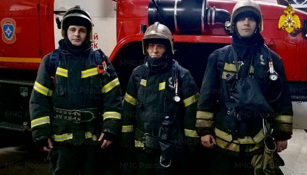 В Вышнем Волочке пожарные спасли из горящего дома женщину