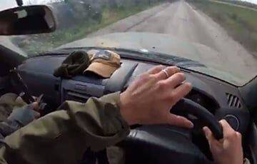 Украинские воины под обстрелом российского снайпера преодолевают опасный участок дороги