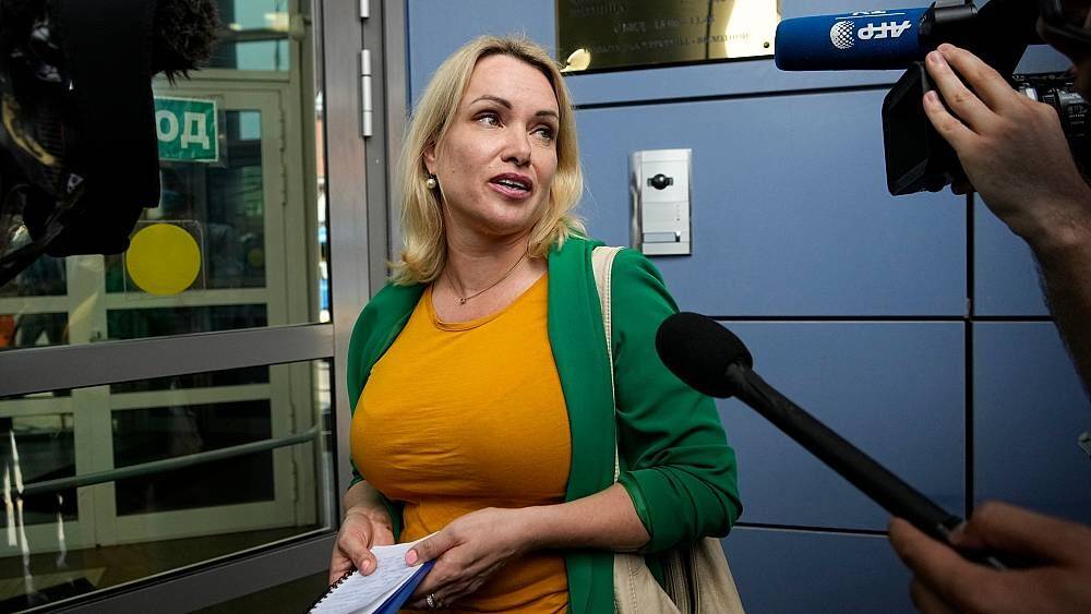 Адвокат: Марина Овсянникова находится "под защитой одной из европейских стран"