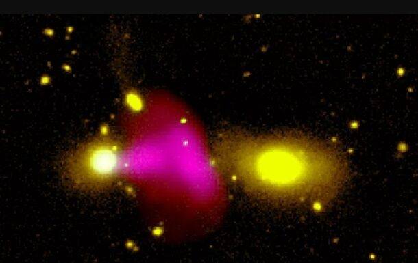 Ученые впервые увидели, как черная дыра "стреляет" по соседней галактике