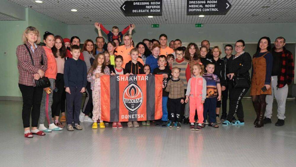 Футболисты Шахтера встретились с переселенцами на "Арене Львов": эмоциональные фото