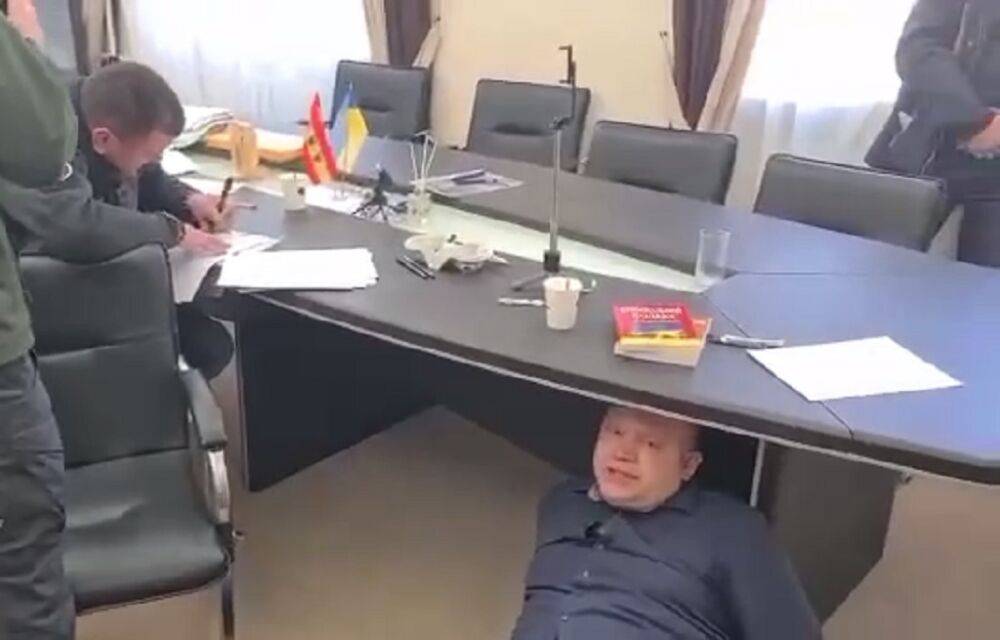 Мэр Белгород-Днестровского лежит под столом в наручниках (Видео) | Новости Одессы