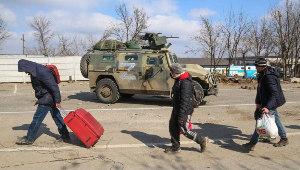 На Луганщині окупанти продовжують шукати чоловіків, розносять повістки