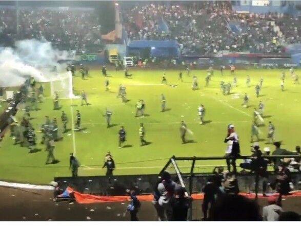 В Индонезии во время футбольного матча погибло 127 человек во время футбольного матча