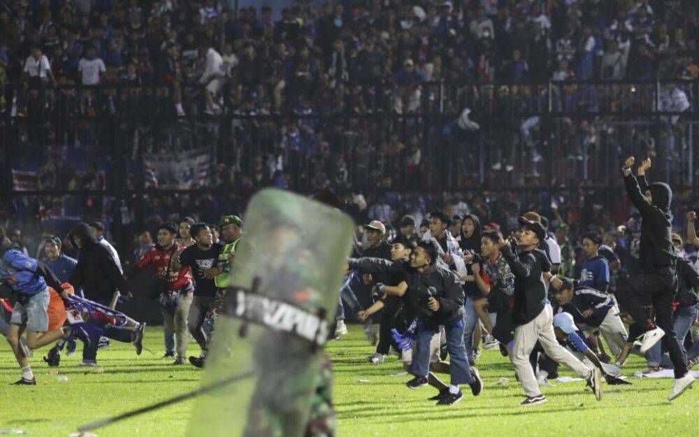 130 человек погибли после матча футбольного чемпионата Индонезии