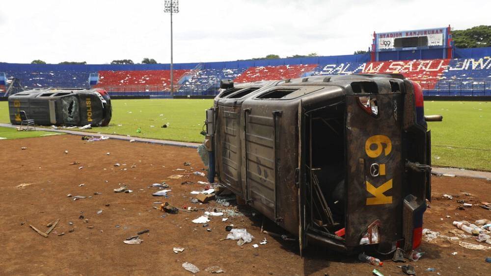 Трагедия на футбольном поле в Индонезии: десятки жертв