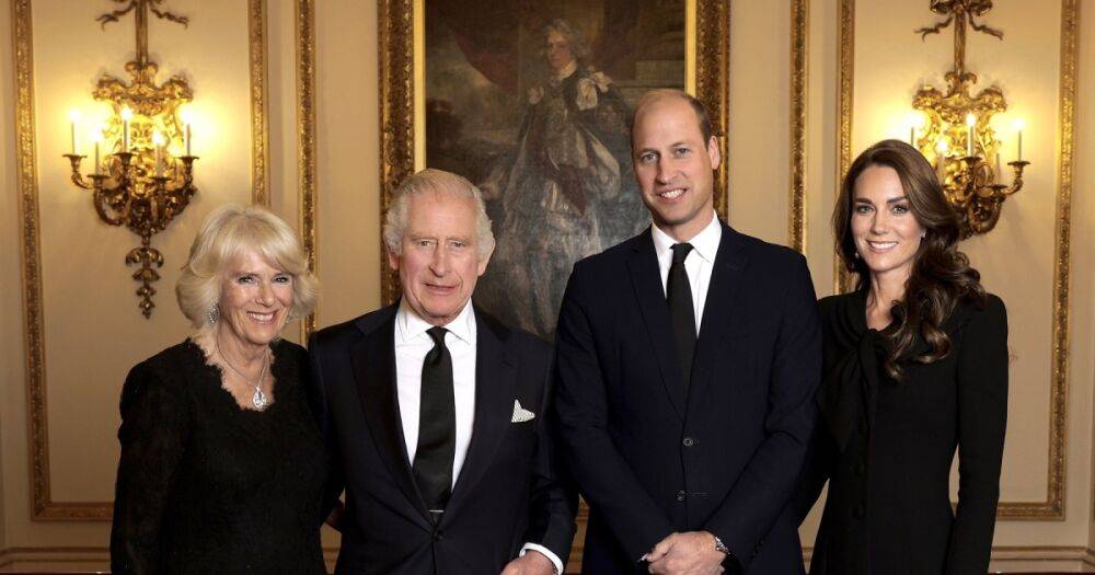 Король Великобритании и принц Уэльский: появилось новое фото монаршей семьи