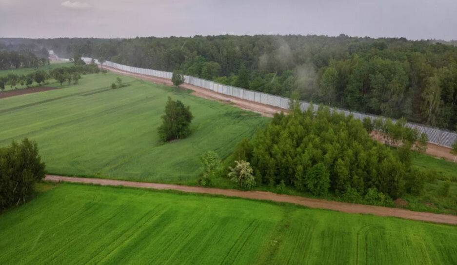 В Польше завершили строительство стены на границе с Беларусью