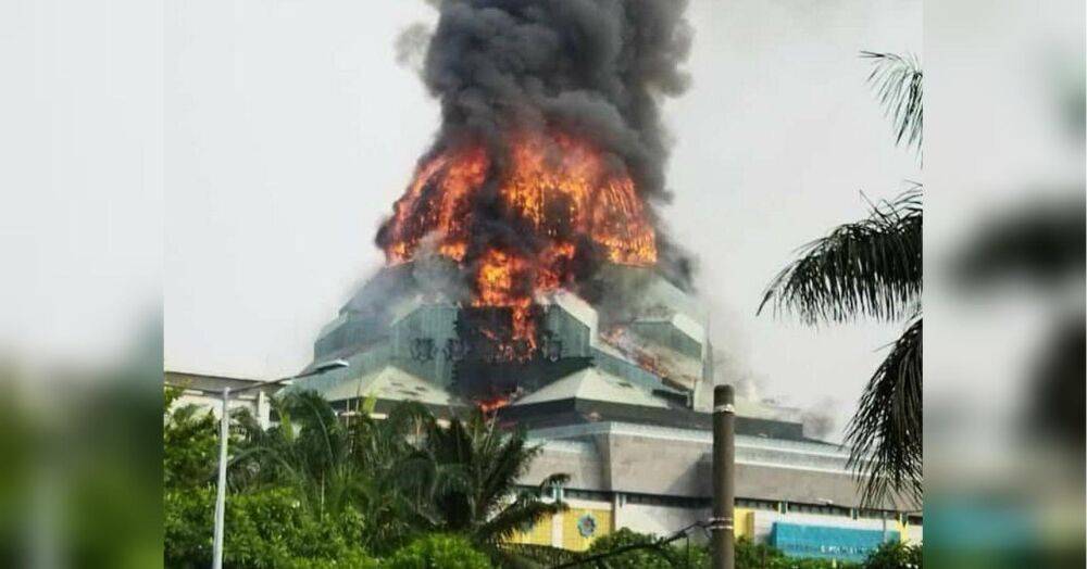 Прокляття або недбалість: в Індонезії згоріла одна з найбільших мечетей у світі