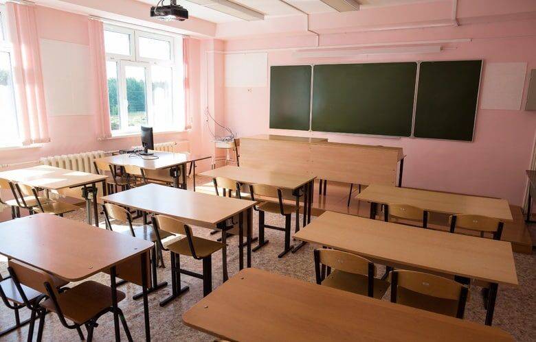 Директор школы в Навои подозревается в избиении десятиклассницы