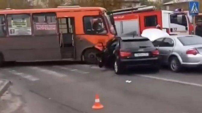 В ДТП с маршруткой в Нижнем Новгороде пострадали два человека
