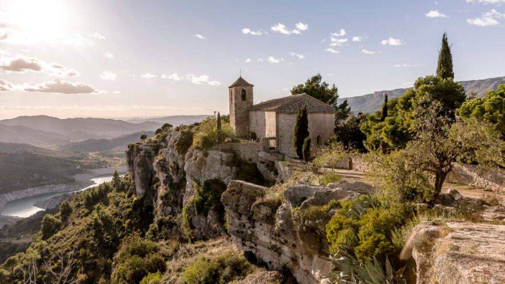 Боится нашествия туристов: "самый красивый поселок Испании" отказался от титула