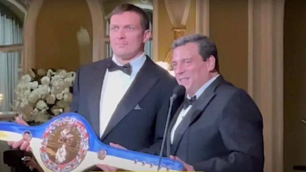 Посвящен Украине: WBC подарила Усику специальный сине-желтый пояс – торжественное фото