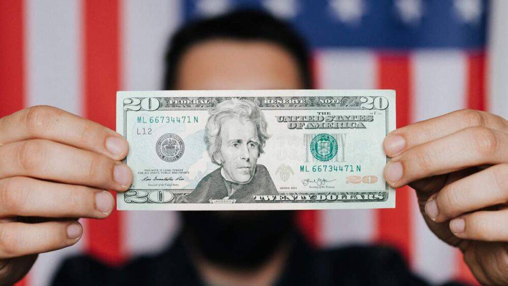 Доллар приближается к максимуму за 20 лет: что влияет на валюту