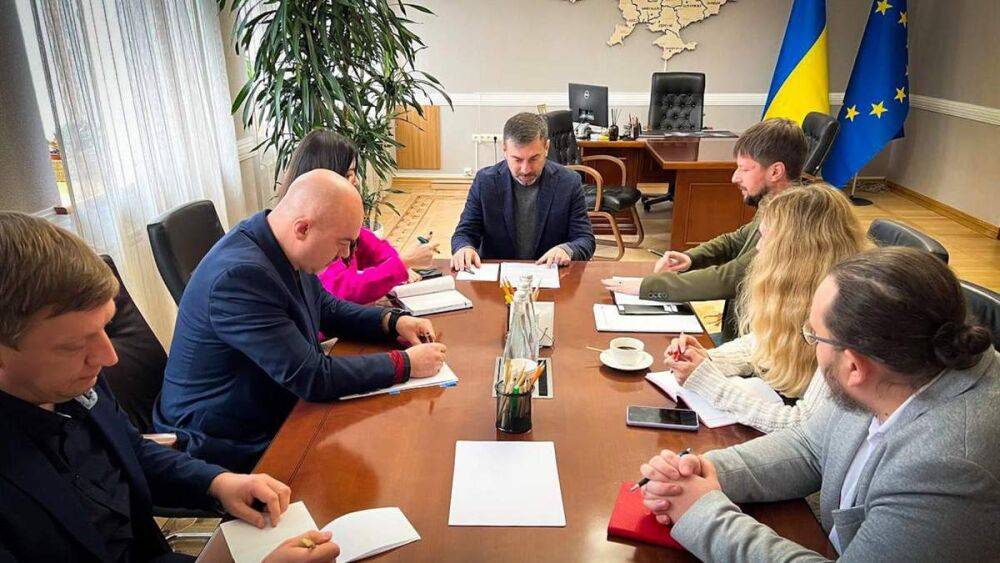 Омбудсмен впервые встретился с представителями украинского Красного Креста: о чем договорились