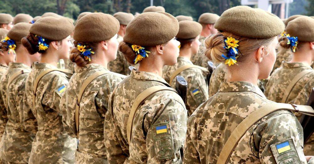 Только добровольно: Зеленский подписал закон о женщинах на воинском учете