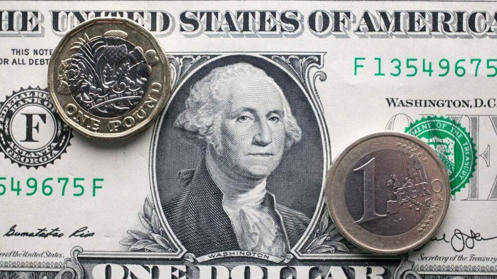 Доллар упал до минимума за 3 недели: на валютный рынок повлияли новости о США и Британии